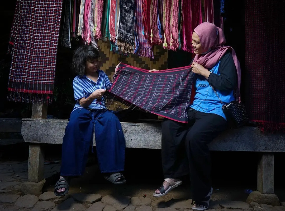 Berkunjung atau berwisata ke Suku Baduy di kabupaten Lebak- Banten selain bisa melihat langsung kehidupan suku Baduy yang memegang teguh adat istiadat nya yang hidup jauh dari dunia modern juga kita akan melihat warga suku Baduy yang membuat kerajinan tenun khas suku Baduy, bahkan kita bisa membelinya sebagai cendramata yang di jual langsung ke para pengunjung atau wisatawan. <br />
Ayo beli produk asli buatan Indonesia dan dukung terus pariwisata Indonesia agar lebih maju dan bangkit kembali. Dan aku bangga dengan produk Indonesia