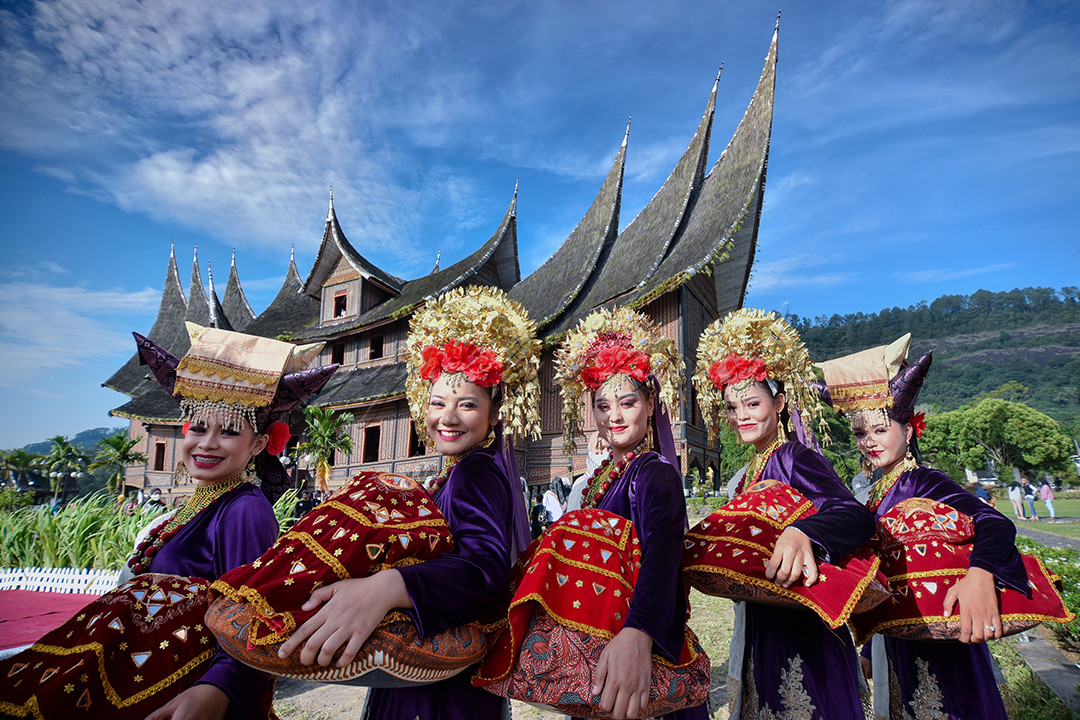 Jamba dalam bahasa Minangkabau adalah satu set makanan lengkap yang akan disuguhkan kepada tamu yang datang didalam pesta adat,misalnya pada acara pesta di Rumah Gadang ( rumah adat minangkabau ) Jamba biasa disiapkan dan dibawa oleh perempuan minang untuk segera di tata di atas tikar,kegiatan ini merupakan salah satu upaya Pemda untuk menciptakan daya tarik bagi para wisata yang berkunjung ke objek wisata Istana Pagaruyuang Batu Sangkar Sumatera Barat.
