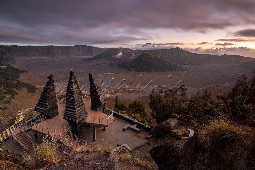 Spot menikmati Gunung Bromo ini dikenal dengan nama Puncak Seruni Point. Merupakan sebuah puncak yang akan membuat siapapun terperangah. Bagaimana tidak, keindahan Gunung Bromo jelas terlihat dari ketinggian. Bukan saja Puncak Seruni yang akan membuatnya istimewa dan penuh kejutan, perjalanan pun bakal seru. Bagaimana tidak, Teman Traveler harus melalui ratusan anak tangga dan beberapa bordes. Barisan anak tangga ini dibangun cukup megah hingga menyerupai The Great Wall atau Tembok Raksasa di China. Tidak cukup sampai di situ, pemandangan di kanan kiri tembok menjadi nilai tambah selama perjalanan. Seperti hamparan hutan pinus nan menghijau serta udara sejuknya. Selama perjalanan hingga sampai ke puncak, Teman Traveler bisa berswafoto dengan landscape langit Probolinggo yang cerah. Momen sunrise dan sunset di tempat ini juga sangat cantik. Alam terbentang luas di sekitar puncak juga dapat membuat foto-fotomu tampak kece dan instagramable. Tidak cukup untuk wisata alam. Puncak yang berada di Desa Ngadisari, Kecamatan Sukapura, Kabupaten Probolinggo ini juga dirancang untuk wisata sejarah. Ini terlihat dari empat pilar Tugu Brawijaya di Puncak Seruni sebagai pengingat akan kejayaan Kerajaan Majapahit di masa lalu.<br />
