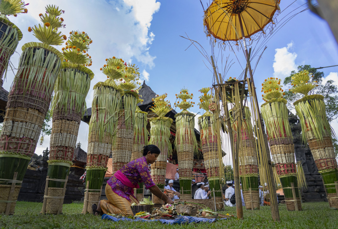 Banten Dangsil yaitu sarana atau sesajen upacara yang dibuat oleh krama desa, untuk kemudian dipersembahkan di Pura Desa setempat. Sesajen ini menjulang tinggi dan isinya adalah beberapa macam jajanan khas Bali yang telah digoreng.
