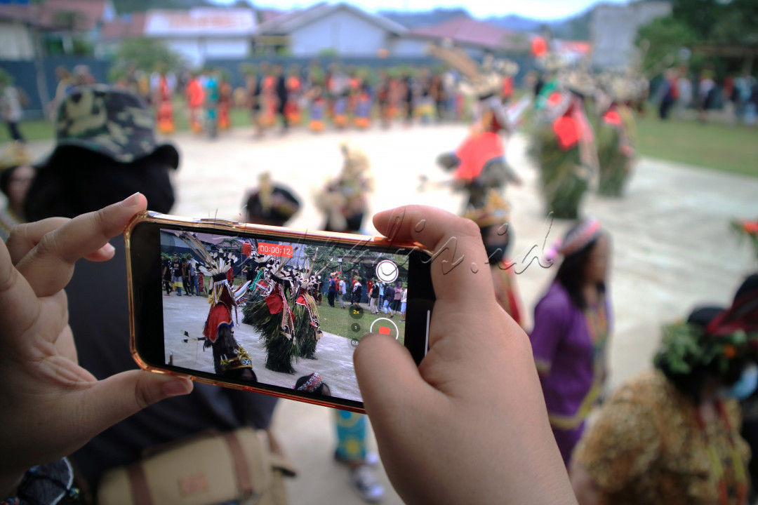 mengabadikan tradisi hudoq pakoq, merupakan tradisi kebanggaan suku dayak dan indonesia