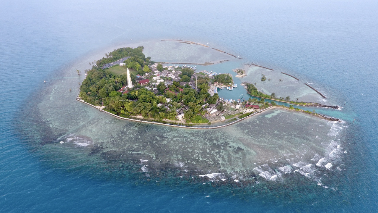 Pulau Sabira merupakan pulau yang berada di wilayah Kepulauan Seribu yg masih satu provinsi dengan DKI Jakarta. Keberadaannya yang terletak dibagian ujung utara Kepulauan Seribu, bahkan mendekati provinsi Lampung, membuat pulau ini dijuluki sebagai sang penjaga utara Jakarta.<br />
<br />
Untuk sampai ditempat ini butuh waktu 8 jam menggunakan kapal nelayan. Namun saat ini Pulau Sabira sudah bisa dikunjungi dengan menggunakan kapal berkapasitas 40 orang milik pemerintah dengan waktu tempuh 3 jam dari Muara Angke. <br />
<br />
