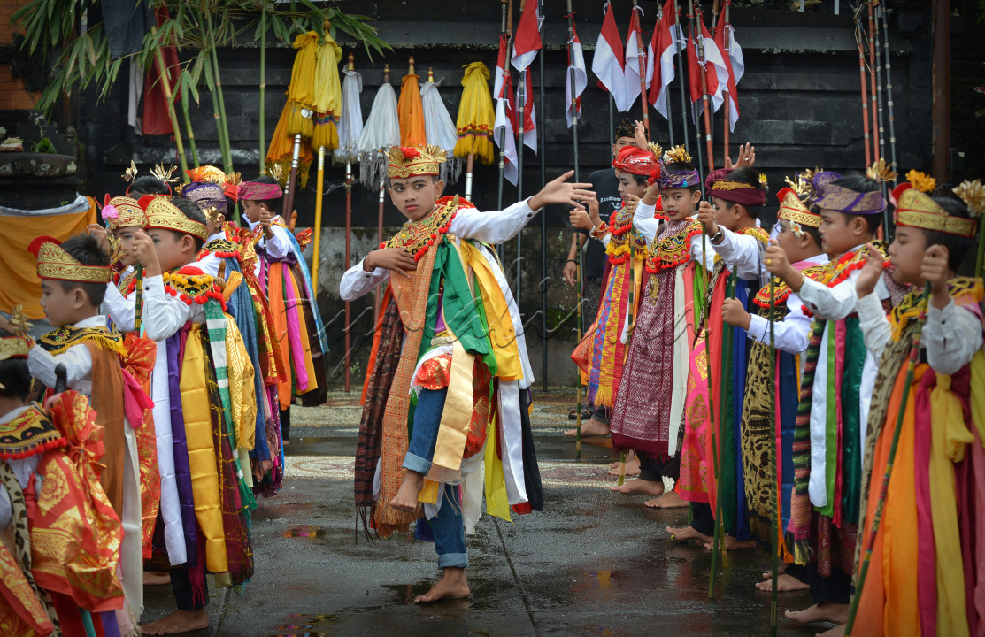 Anak - anak desa Cempaga, menghaturkan persembahan tari baris pada hari raya Kuningan.