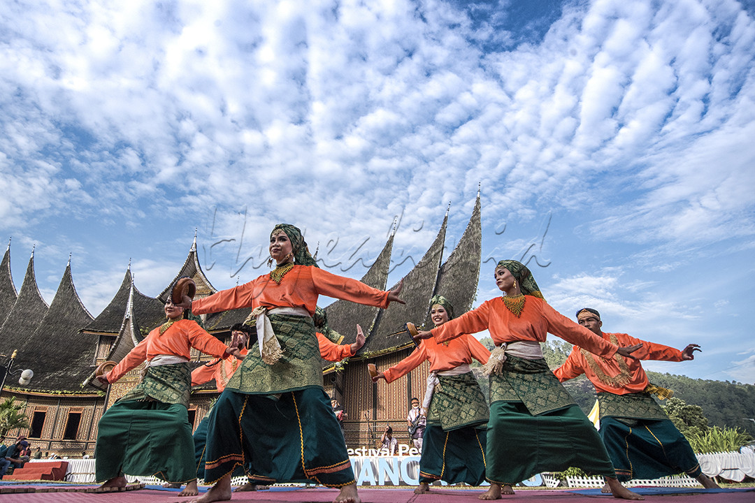 Tari Rabana merupakan salah satu kreasi tarian di minangkabau yang terus berkembang seiring berkembangnya kunjungan wisata,menggunakan rebana sebagai propertinya,tarian ini digelar pada acara event pariwisata di Istana Pagaruyuang Batusangkar Sumatera Barat,untuk tujuan menarik wisatawan untuk berkunjung,yang tentunya akan menambah inkam untuk Pemda setempat.