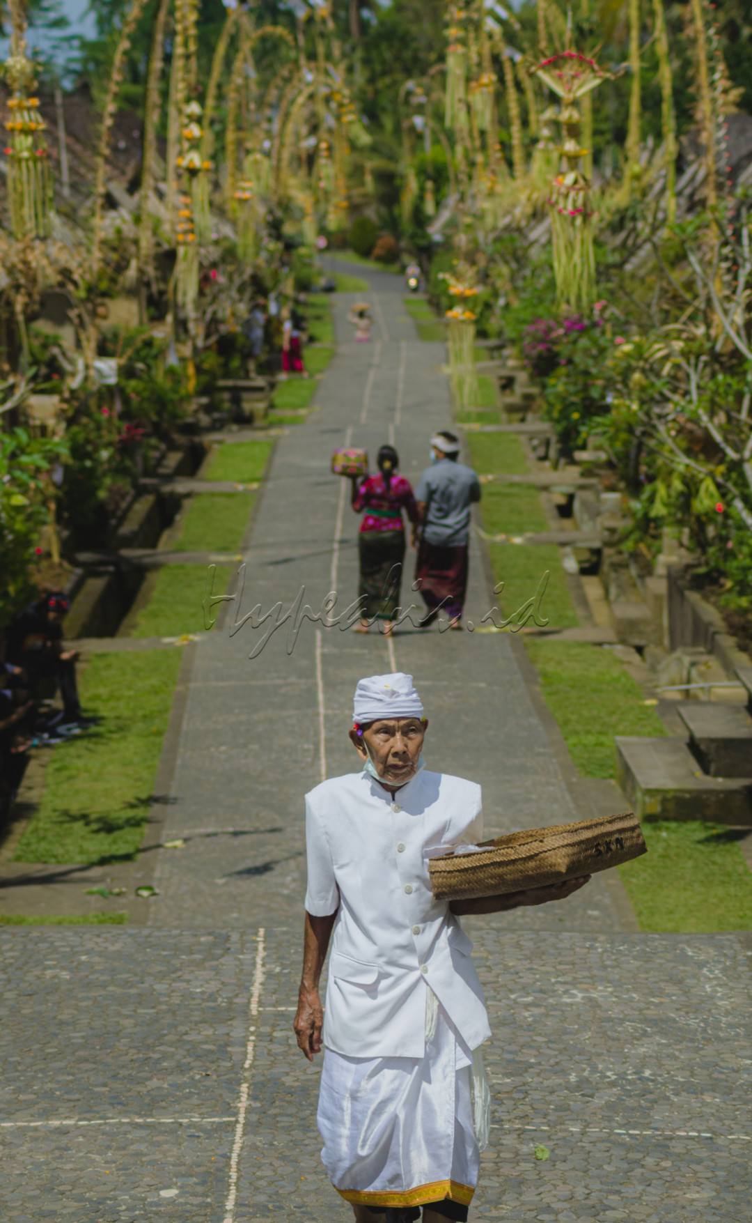 Desa Penglipuran yang terletak di Kabupaten Bangli, Bali. Namanya tentu sudah tak asing bukan, sebab Desa Penglipuran adalah desa adat yang menjadi primadona pariwisata di Bali.<br />
Desa ini menjadi daya Tarik karena beberapa hal yaitu keindahan, kebersihan, tradisi adat, dan kerapihannya, salah satu waktu yang pas untuk mengunjungi Desa ini adalah pada saat Hari Raya Galungan dan Kuningan yang dirayakan 6 bulan sekali oleh umat Hindu di Bali. Para wisatawan yang berkunjung ke desa ini pada hari raya Galungan dan Kuningan akan mendapatkan pemandangan berbeda seperti biasanya yaitu Penjor yang menjulang di depan rumah warga dan juga beberapa upacara adat yang menambah kesan ketika kalian sedang berwisata khususnya di Bali.<br />
