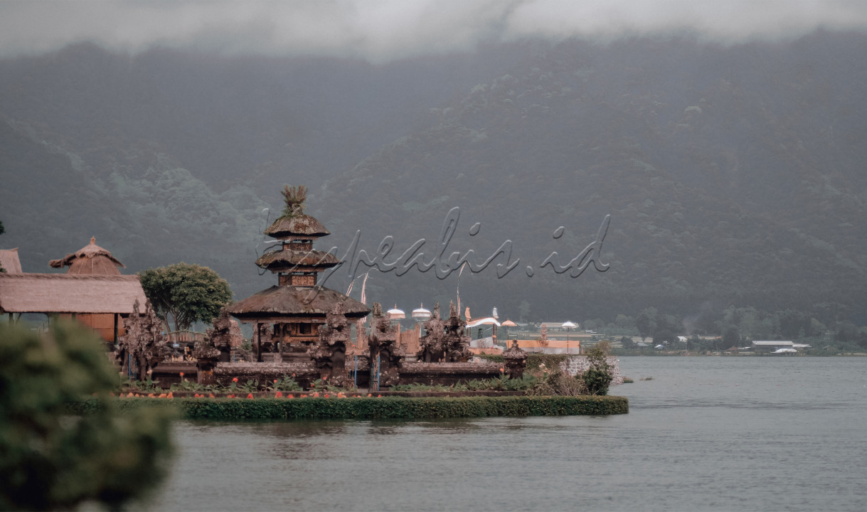 Nama danau ini aslinya bukan danau Bedugul, melainkan danau Beratan / Bratan. Namun karena masuk wilayah kawasan objek wisata Bedugul, maka banyak wisatawan lebih familiar menyebut nama danau Beratan / Bratan dengan nama danau Bedugul.<br />
Daya tarik utama danau Bratan terletak pada<br />
Pemandangan Pura yang berada di tengah danau. Nama pura yang berada di tengah danau adalah Pura Ulun Danu Bratan Bedugul.<br />
Udara sejuk daerah pegunungan. Karena danau Bratan lokasinya berada pada ketinggian sekitar 1.239 meter di atas permukaan air laut, maka udara sejuk akan terasa saat anda mengunjungi tempat wisata Pura Ulun Danu Beratan.<br />
Di dalam areal kawasan danau Bratan terdapat pemandangan warna-warni bunga, pepohonan cemara yang rindang dan hijaunya rerumputan.
