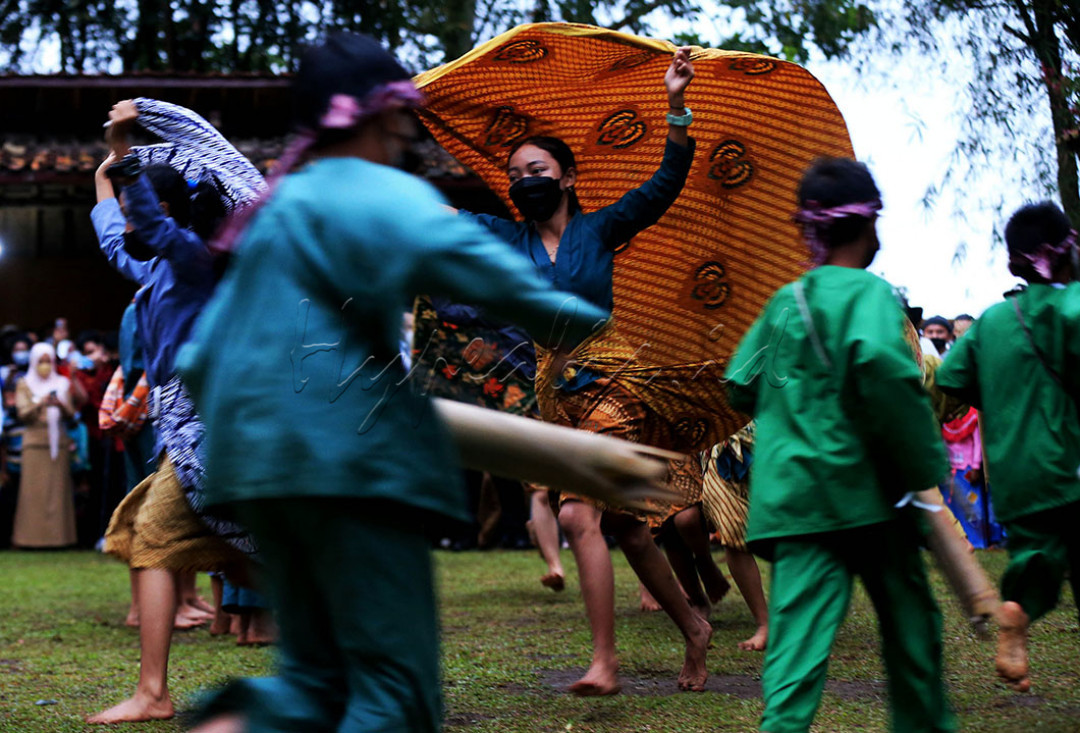 Anak-anak menampilkan sejumlah permainan tradisional yang menjadi daya tarik di Desa Wisata Saung Ciburial, Kabupaten Garut, Jawa Barat, Senin (18/10/2021). Berbagai permainan tradisional seperti ciciripit, oray-orayan, perepet jengkol, engran dan pencak silat menjadi suguhan menarik yang bisa membangkitkan remblai ingatan akan kehidupan masa lalu, masa anak-anak. Pertunjukan permainan tradisional menjadi salah satu daya tarik wisata Desa Saung Ciburial. 
