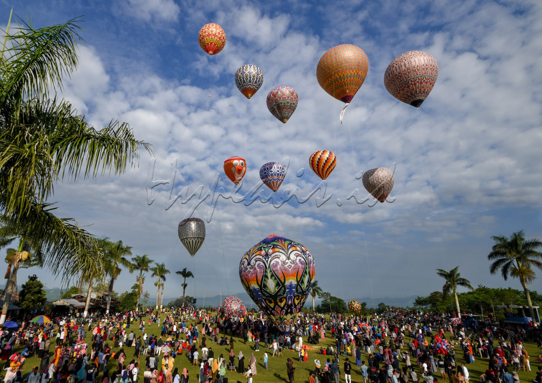 Balon udara tradisional Wonoosbo merupakan sebuah tradisi turun menurun yang dilakukan masyarakat Wonosobo, terutama di Desa Kembaran, Kalikajar Wonosobo. Balon yang beraneka macam warna dan ukuran ini di terbangkan saat perayaan Hari Raya Idul Fitri, sebagai ungkapan suka cita masyarakat dan untuk menjalin silaturahmi warga sekitar. <br />
Penerbangan Balon udara ini sudah mengikuti standar keamanan dari Otoritas penerbangan dan pihak keamanan. balon yang terbang di tambatkan dengan tali kurang lebih 100 meter. sehingga balon tidak terbang bebas di angkasa. Selain itu, untuk menerbangkan balon warga menggunakan tenaga asap dari pembakaran jerami atau serabut kelapa, sehingga balon yang terbang tidak membawa api ke atas. Tradisi ini sekaligus menjadi daya tarik wisata tersendiri bagi daerah tersebut dan Wonosobo khususnya.
