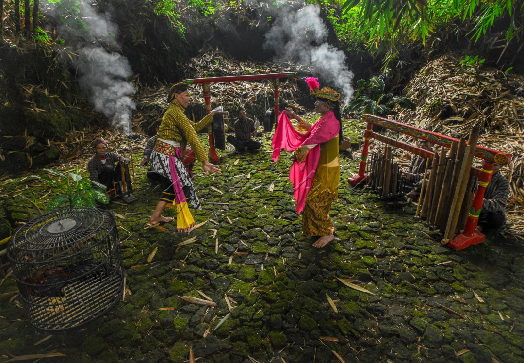 Tari Lengger merupakan salah satu kesenian tari asal Kabupaten Wonosobo. Kesenian ini selalu ditampilkan saat acara merdi desa mapun acara Adat di berbagai wilayah di Wonosobo. Kesenian ini selalu ditampilkan oleh penari lelaki dan perempuan dan diringi musik tradisional. Uniknya di Desa Mudal Wonosobo terdapat kelompok seni Tari Lengger Lansia, di mana penari lengger di bawakan oleh lansia dan bukan seorang perempuan, melainkan seorang lelaki yang di rias selayaknya perempuan. 