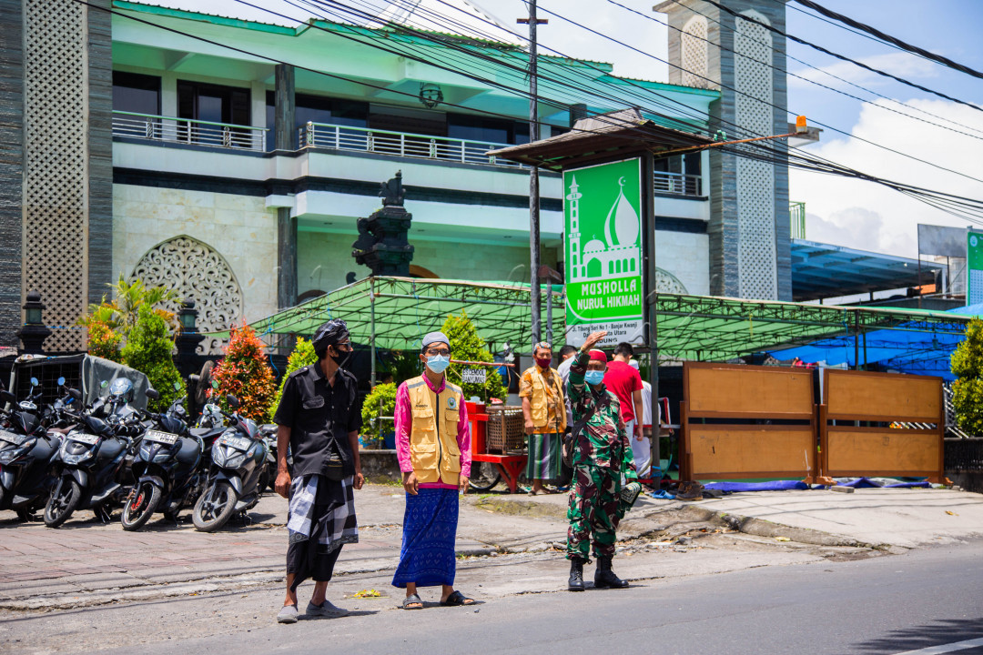 Kerukunan antar umat beragama di Bali sampai saat ini masih terjaga. Hal ini dapat dilihat dalam berbagai kegiatan ibadah agama lain (selain Hindu di Bali), terdapat satuan pengamanan adat Bali atau yang biasa disebut PECALANG. Dengan ditempatkannya PECALANG dalam kegiatan keagamaan di Bali maka akan tercipta keamanan serta kenyamanan dalam hidup bertoleransi. Maka dari itu Bali merupakan salah satu pulau yang memiliki moderasi beragama yang tinggi.