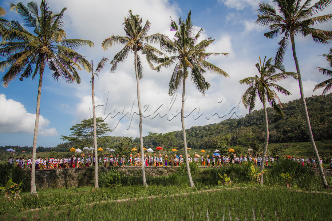 Pulau Bali tak lepas dengan budaya dan tradisi yang terdapat di dalamnya. Hal tersebut dikarenakan masyarakat sudah melekat dengan adat istiadat setempat sejak jaman dulu. Bali pun dikenal dengan hal tersebut, hingga menjadi kebanggaan bagi masyarakat Bali khususnya serta masyarakat Indonesia pada umumnya.