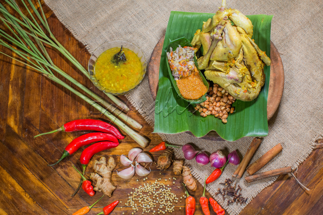 Kuliner ayam betutu ini sudah banyak yang mengenalnya jika berkunjung ke Bali. Kuliner dengan rempah Bali menjadikan ayam betutu ini banyak disukai oleh masyarakat dalam berkuliner. Sekali mencoba, anda akan ketagihan lagi untuk menyantapnya.