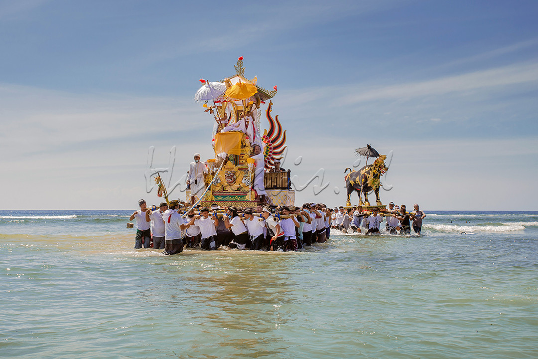 Warga Desa Batumulapan di Nusa Penida, menggelar tradisi ngaben (tradisi upacara pembakaran mayat) Uniknya iring-iringan ngaben ini tidak melewati jalan raya melainkan melewati laut pada saat mengarak bade dan petulangan sejauh kurang lebih satu setengah kilo meter dari lokasi upacara.