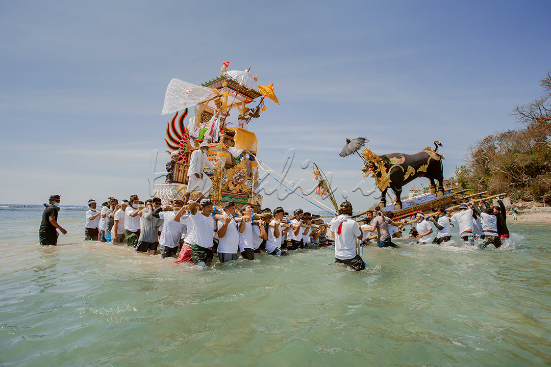 Warga Desa Batumulapan di Nusa Penida, menggelar tradisi ngaben (tradisi upacara pembakaran mayat) Uniknya iring-iringan ngaben ini tidak melewati jalan raya melainkan melewati laut pada saat mengarak bade dan petulangan sejauh kurang lebih satu setengah kilo meter dari lokasi upacara.