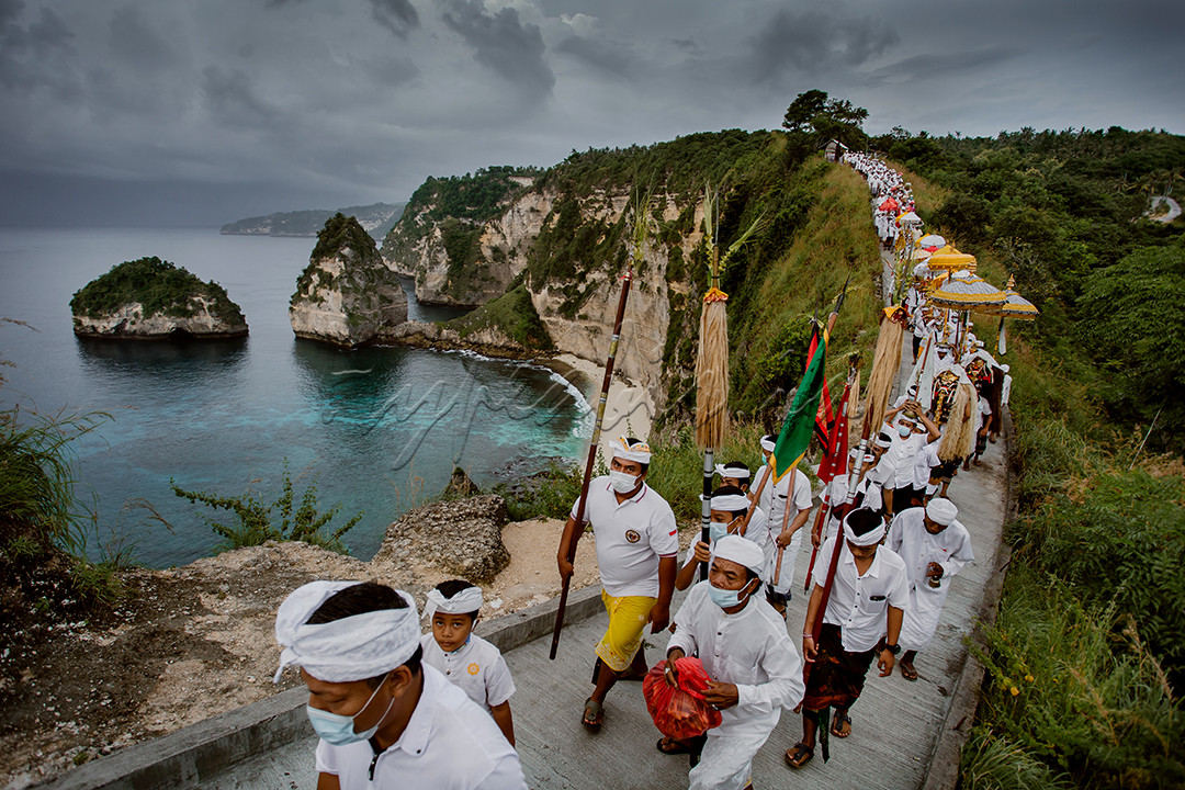 Perjalanan Melasti di Nusa Penida Melewati Pemandagan Diamond Beach yang begitu indah dan menawan