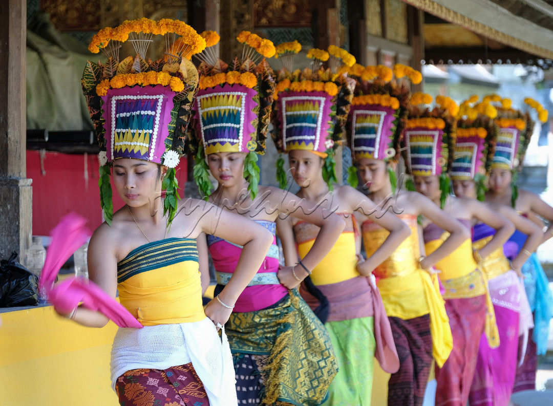 Rejang Kuningan adalah sebuah tarian Rejang yang ditarikan hanya pada hari raya Kuningan dari masyarakat Hindu Bali. Tarian yang menggambarkan turunnya para widyadari ini hanya boleh bibawakan oleh penari-penari yang masih gadis. Para penari mengenakan busana adat ke pura dengan hiasan kepala yang dibuat dari janur atau daun enau muda yang dihiasi dengan bunga yang berwarna-warni. 