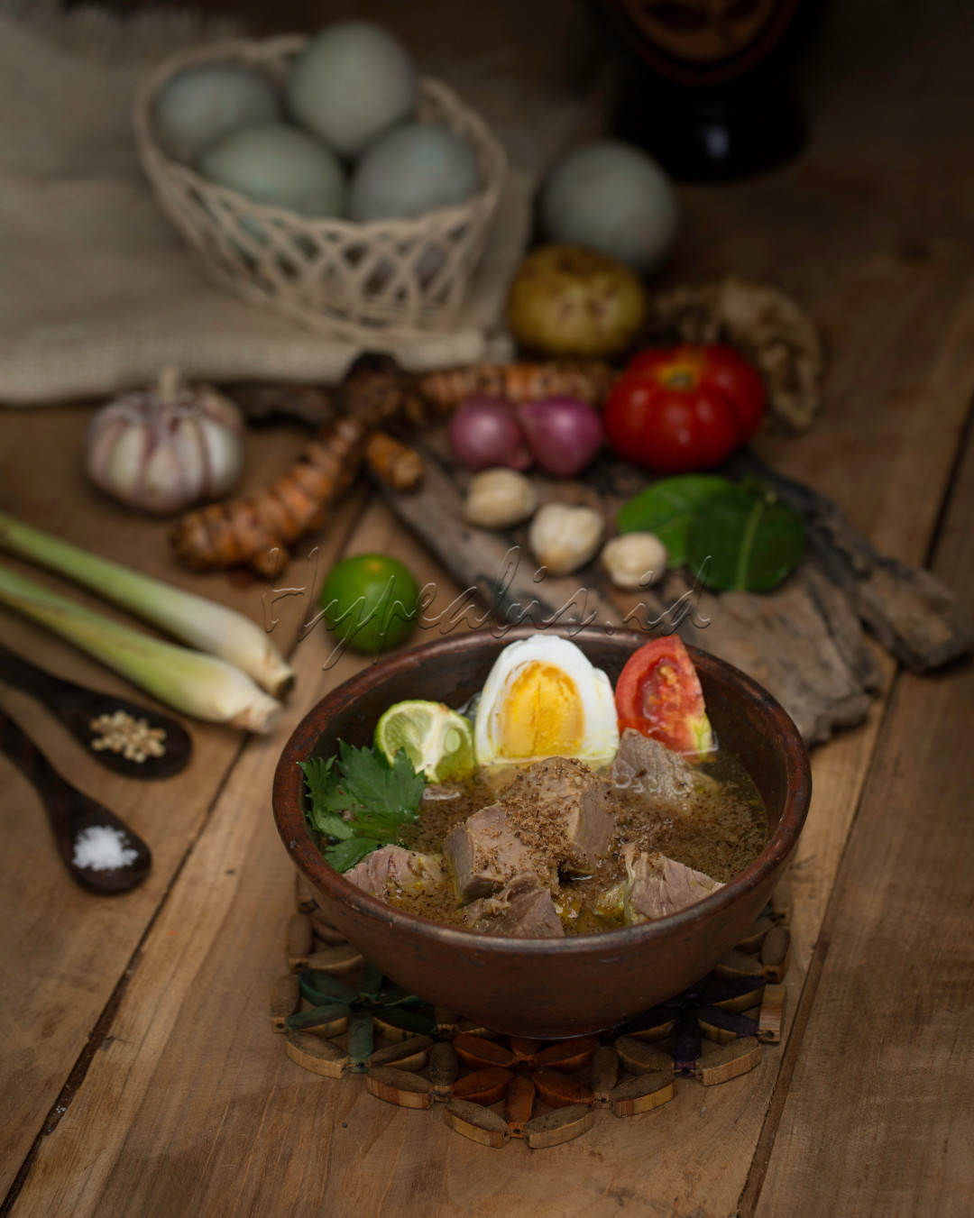 Selain memiliki kekayaan alam dan budaya yang beragam negara kita Indonesia juga kaya akan Kuliner Nusantara dengan citarasa khas rempah Nusantara.<br />
Salah satunya adalah Soto Sulung khas kota Pahlawan Surabaya-Jawa Timur,nama Soto Sulung sendiri dipilih karena pada awalnya Soto Sulung di jual di Jalan Sulung Surabaya.<br />
Soto Sulung memiliki perbedaan dari soto jenis lainnya,perbedaannya terletak pada bahan dagingnya,pada umumnya soto menggunakan daging ayam sebagai isiannya,namun Soto Sulung menggunakan daging sapi dan jerohan sapi yang dipotong berbentuk dadu dan direbus dengan kuah kaldu dengan campuran rempah rempah khas Nusantara.