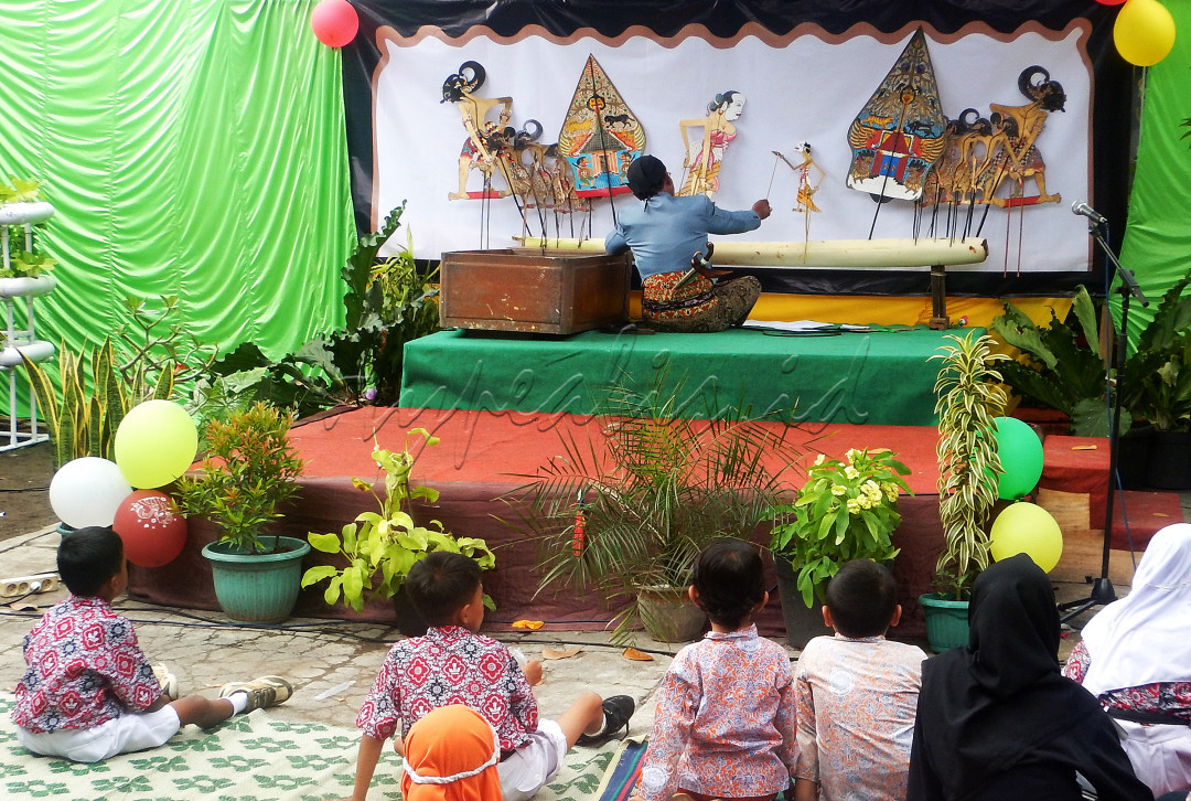 Salah satu Taman Kanak-kanak (TK) yang ada di kota Solo, Jawa Tengah, telah memberi edukasi pada muridnya dengan menggelar pertunjukan Wayang Kulit. Supaya anak anak melinial ini, dapat menjaga dan melestarikan nilai nilai seni budaya peninggalan leluhur kita.