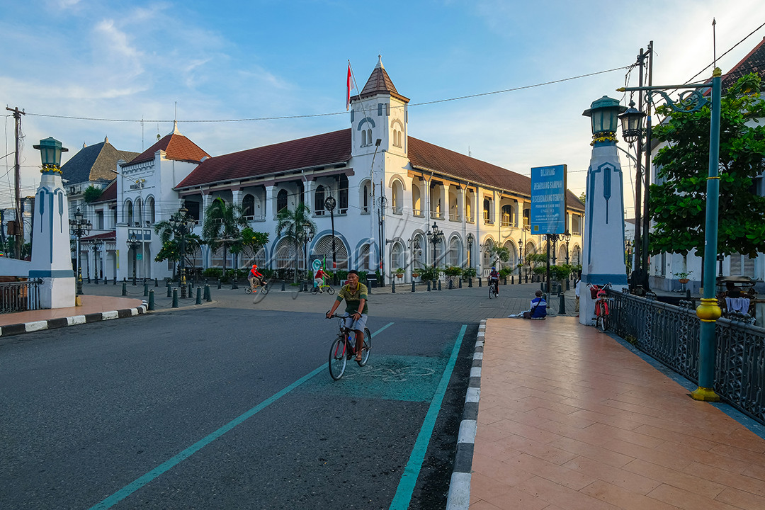 Menikmati pagi dengan berjalan-jalan di Kawasan Kota Lama, Semarang memang menyenangkan. Hawa yang masih sejukndengan pemandangan banguna-bangunan klasik membawa angan seolah melancong ke Eropa.