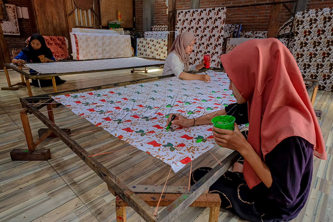 Batik Muria Kudus merupakan produsen batik dengan motif potensi dan ikon khas Kota Kudus. Seperti motif Menara Kudus sebagai ikon bangunan bersejarah, atau motif cengkih dan tembakau sebagai gambaran Kudus sebagai Kota Kretek.