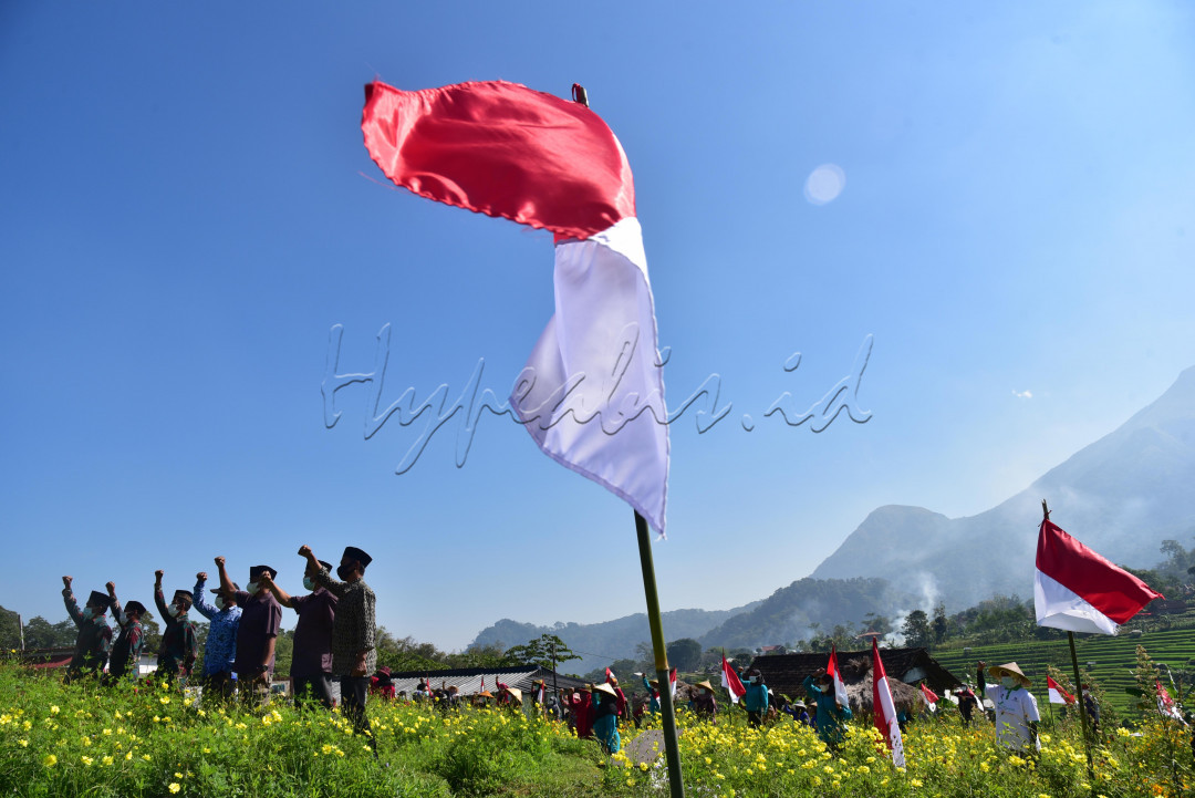 Sejumlah petani organik mengikuti upacara peringatan HUT Kemerdekaan ke-76 Republik Indonesia di taman bunga Refugia Kampung Organik Brenjonk, Desa Penanggungan, Kecamatan Trawas, Kabupaten Mojokerto 17 Agustus 2021. Selain untuk memupuk rasa cinta tanah air, upacara tersebut juga bertujuan untuk memperkenalkan wisata pertanian organik.