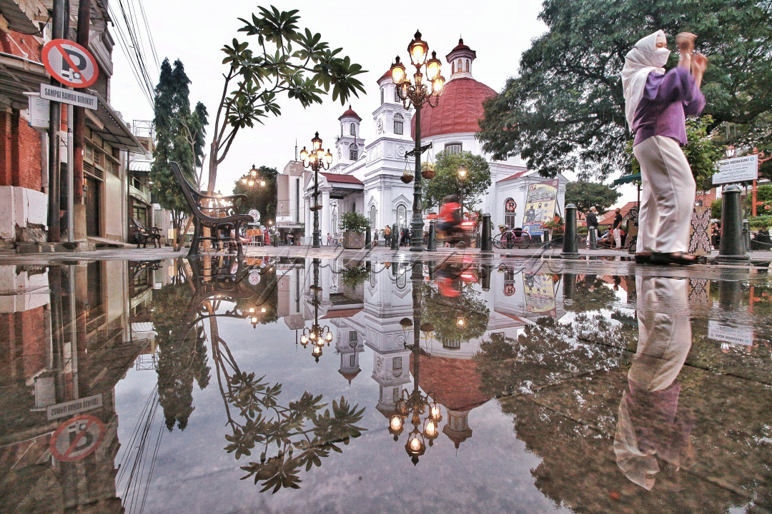 Gereja Blenduk merupakan salah satu bangunan bersejarah di kawasan Kota Lama Semarang. Terlihat refleksi bangunan Gereja Blenduk di genangan air seusai hujan.