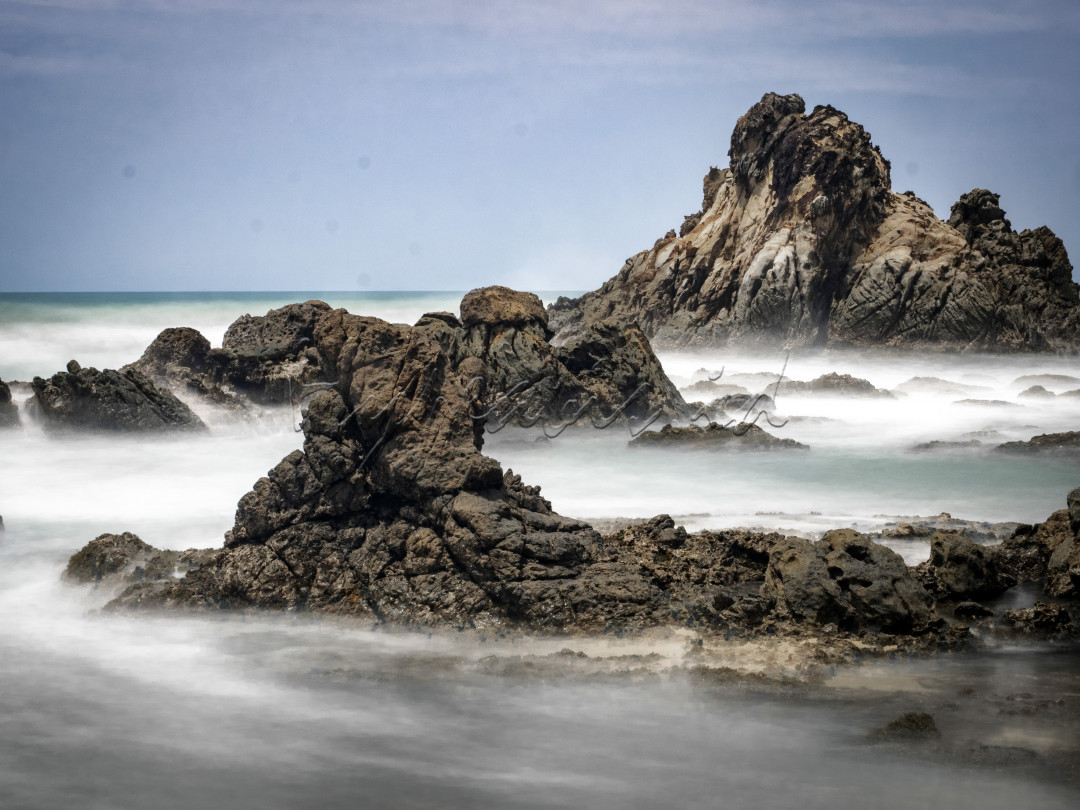 Pantai Karang Beureum salah satu pantai dengan indah di Lebak Banten. Obyek wisata ini menawarkan pantai pasir putih plus hamparan bebatuan yang menarik. Saat air surut, bisa berjalan ditengah menikmati deburan ombal plus menyaksikan aneka biota laut yang mengagumkan dari dekat.