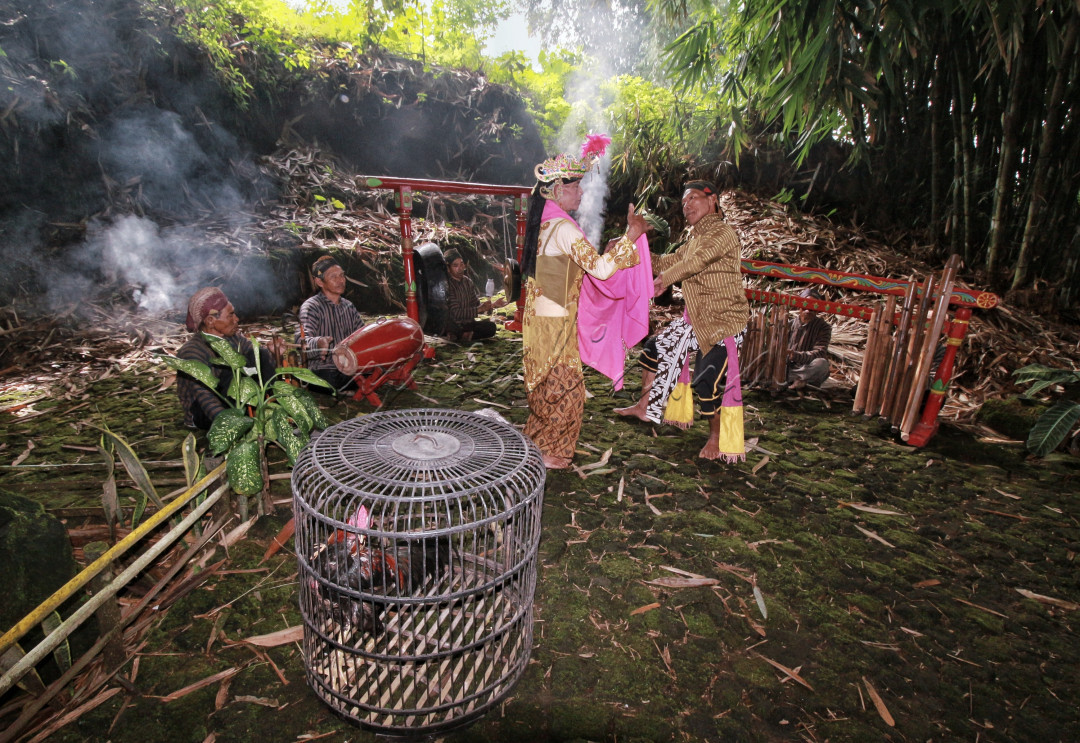 Dua Orang Pria sepuh (Tua) sedang menari lengger dengan diringi musik tradisional gamelan.
