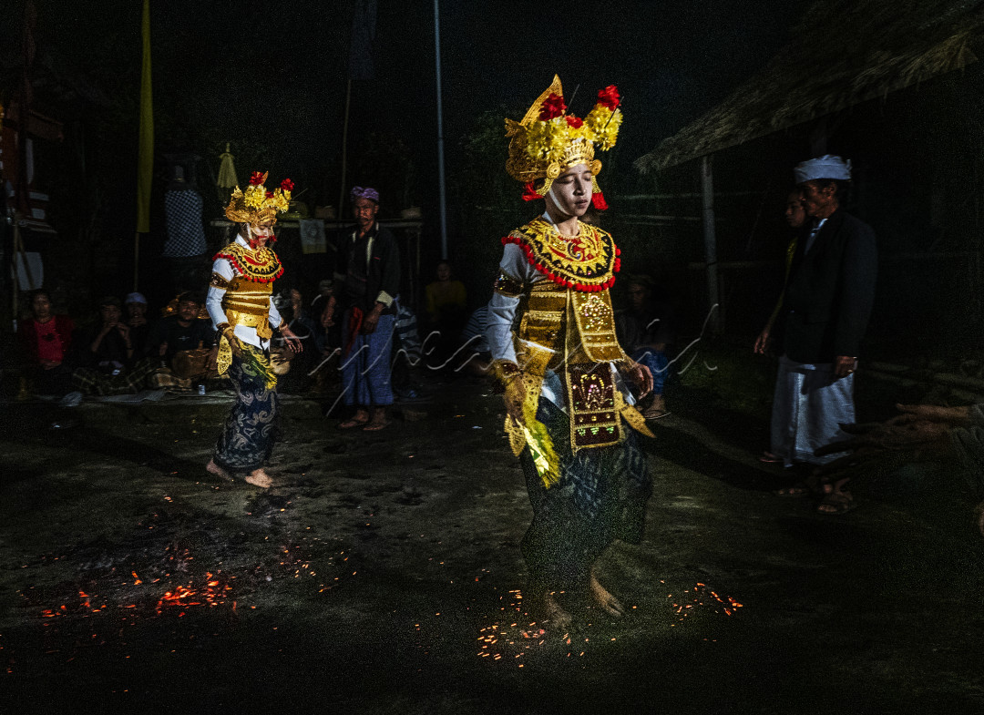 Tari Sang Hyang Dedari merupakan tarian sakral yang sudah langka, yang dimaknai sebagai tari upacara untuk memohon keselamatan bagi masyarakat setempat,biasanya ditarikan sepasang gadis yang belum dewasa, tarian ini dimasuki roh Dewa Wisnu atau Dewi Sri yang melambangkan kesuburan, Dengan sarana sebatang pepohonan yang digantungi dua boneka yang disebut Deling terbat dari daun lontar, Semakin kencangnya gerak daripada deling menandakan kedua penari tesebut telah kemasukan roh, tujuan tari ini untuk memohon keselamatan. Tarian ini berasal dari Desa Kintamani Kabupaten Bangli