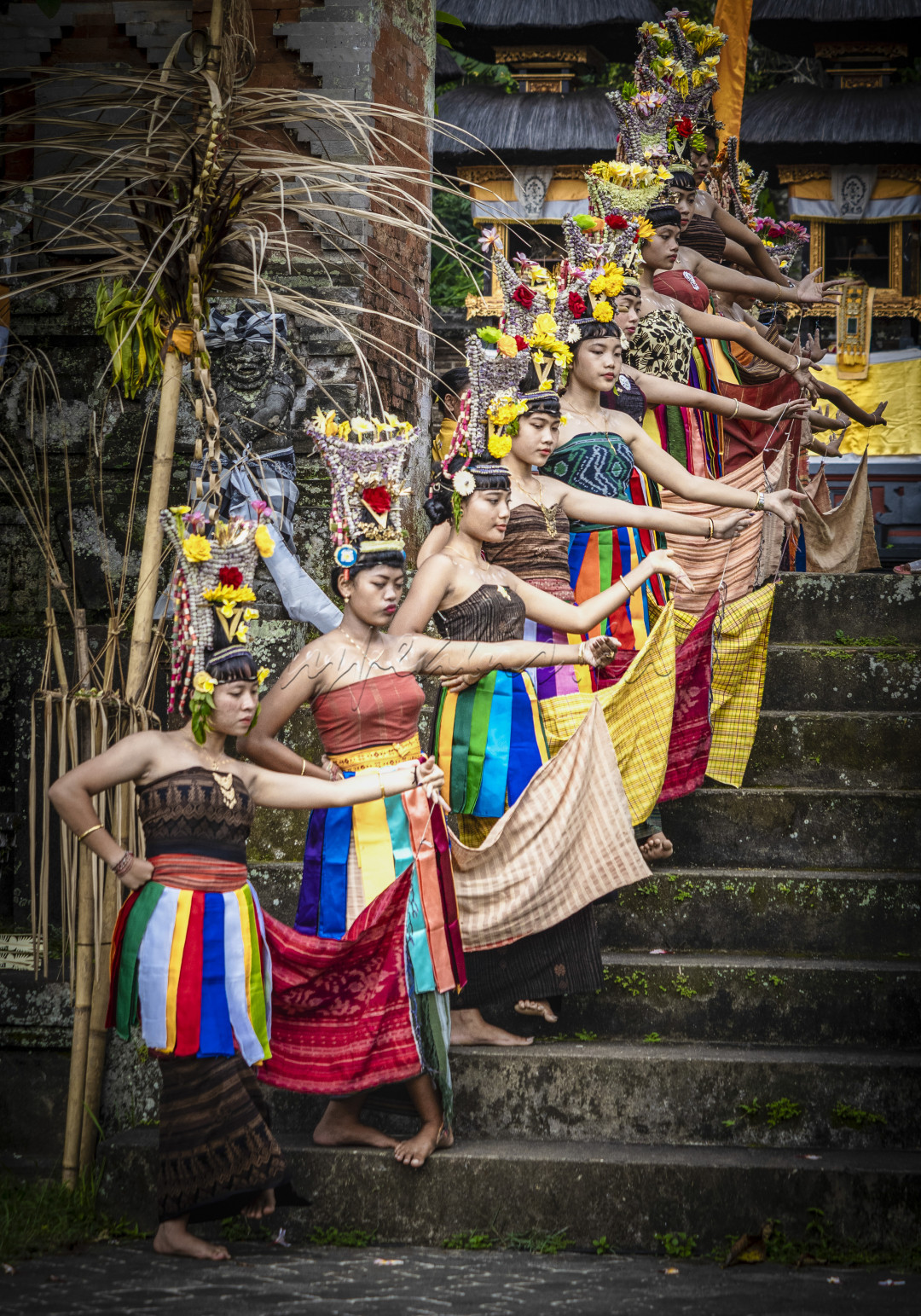 Tarian ini dilakukan/ditarikan oleh penari-penari perempuan Bali dengan penuh rasa hidmat, penuh rasa pengabdian kepada Dewa-Dewi Hindu dan penuh penjiwaan. Para penarinya mengenakan pakaian upacara yang meriah dengan banyak dekorasi-dekorasi, menari dengan berbaris melingkari halaman pura atau pelinggih yang kadang kala dilakukan dengan berpegang-pegangan tangan.