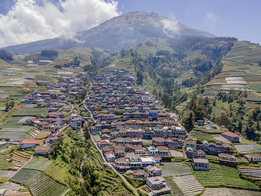 NEPAL VAN JAVA—Deretan rumah warga di Desa Butuh, Kaliangkrik, Magelang, Jawa Tengah terlihat memikat untuk para wisatawan. Desa yang teletak di lereng Gunung Sumbing tersebut terkenal dengan sebutan Nepal Van Java karena rumah-rumah warga yang polanya beraturan mirip dengan rumah-rumah yang ada di negara Nepal. Kawasan tersebut menarik wisatawan untuk datang dan menikmati pemandangan rumah-rumah tersebut serta menikmati segarnya hawa pegunungan.