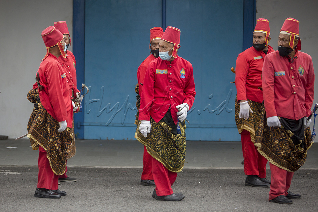 <br />
TENTARA ABANG—Sejumlah pasukan tentara Keraron Kasunanan Surakarta berseragam merah saat sedang berbaris mengikuti latihan rutin di halaman Kraton. Mereka berlatih di setiap hari Sabtu setiap pekannya untuk menghibur warga yang berkunjung di Kota Solo meski pandemi Covid-19 matig belum mereda.
