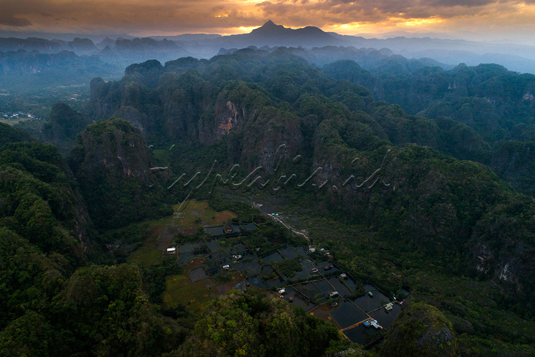 Adalah Kampung Berua yang merupakan salah satu bagian kawasan wisata rammang-rammang yang posisi geografisnya dikelilingi perbukitan karst dan hanya bisa diakses melalui sungai yang mengalir di celah perbukitan karst dengan menggunakan perahu.