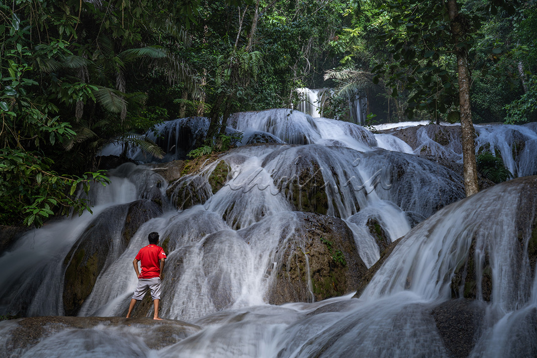 Adalah air terjun Saluopa yang terletak di jantung Pulau Sulawesi tepatnya di Tentena Kab. Poso ini memiliki pesona keindahan yang luar biasa, air terjun ini bertingkat-tingkat menyerupai tangga dan batuannya pun tidak licin untuk dipijak.