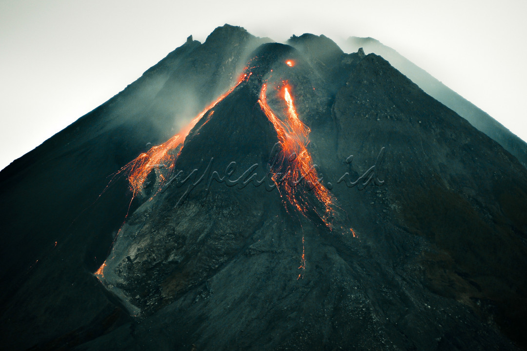 Lelehan lava pijar Gunung Merapi, Jawa Tengah, yang telah erupsi sejak tahun 2020.