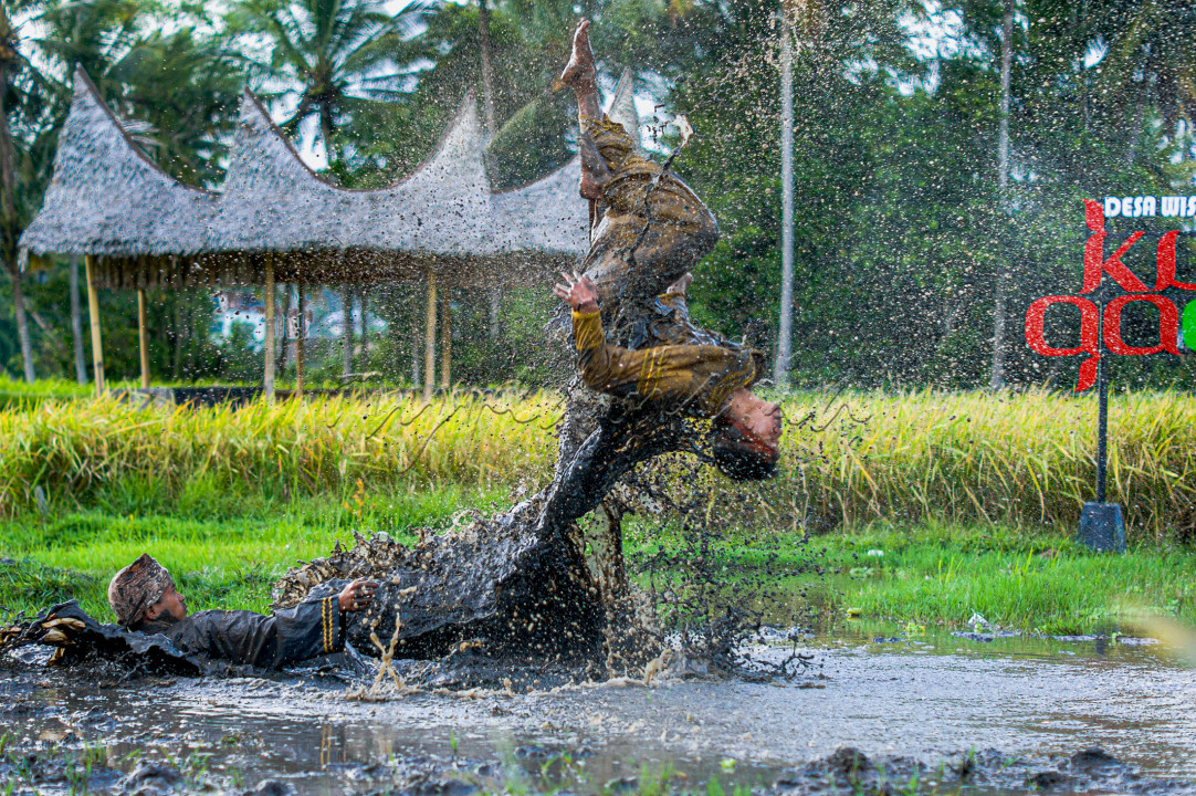 <div> Seni bela diri silek lanyah menjadi andalan desa wisata Kubu Gadang, Sumatera Barat, untuk menarik wisatawan. Selain itu, tentu saja karena, Kampung Kubu Gadang memiliki pemandangan alam yang indah dan asri. <br />
Silek lanyah adalah permainan silat yang dilakukan di kubangan lumpur sawah. Kegiatan tradisi ini biasa dilakukan warga saat akan membajak sawah seusai panen raya.<br />
Aksi silek lanyah dimotori para pemuda-pemudi kampung setempat yang peduli dengan kearifan lokal. Meskipun terlihat sederhana, tantangan bersilat dalam medan berlumpur tentu sulit dan berat. Dan, aksi ini sudah pasti memikat wisatawan. Kubu Gadang persisnya terletak di Kelurahan Ekor Lubuk, Kota Padang Panjang.<br />
<br />
</div>