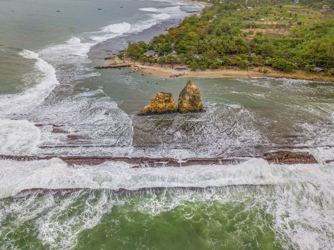 Tanjung layar merupakan ikon dan spot sunset di Pantai Sawarna.