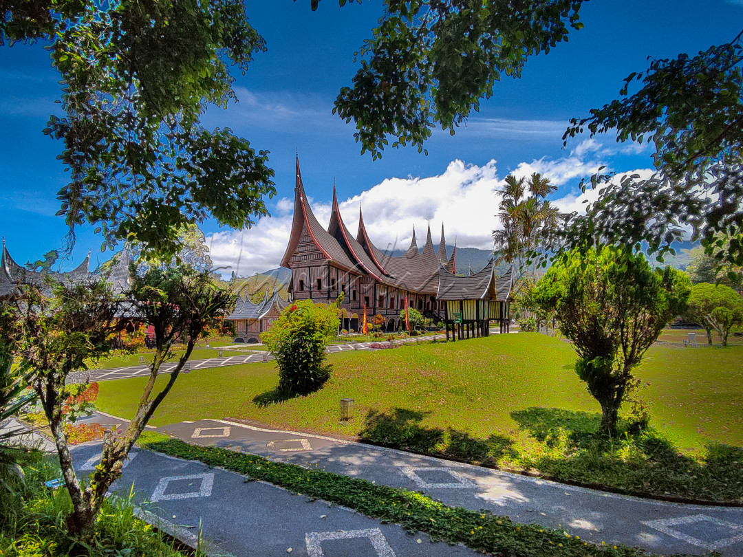  Rumah Gadang menjadi pelipur lara bagi siapa pun yang berada di tanah rantau. Bagi masyarakat Minangkabau, rumah gadang adalah segalanya. Ada petuah, adat isitiadat, kerinduan, dan kenangan yang tak lekang oleh waktu.
<div> </div>
<div> Untuk melihat lebih dekat kebudayaan Ranah Minang tersebut dapat berkunjung ke Pusat Dokumentasi dan Informasi Kebudayaan Minangkabau atau PDIKM Padang Panjang. Ternyata tempat ini merupakan salah satu museum di Sumatra Barat yang menampilkan banyak informasi seputar Minangkabau.<br />
<br />
Pusat Dokumentasi dan Informasi Kebudayaan Minangkabau Padang Panjang ini masih satu kawasan dengan objek wisata pemandian Minang Fantasi (Mifan).<br />
<br />
Dekat juga dengan Stasiun Kereta Api Padang Panjang yang menjadi bukti peninggalan bersejarah zaman kolonial. Stasiun ini pernah menjadi salah satu stasiun terbesar dan terpadat di Ranah Minang sewaktu jayanya batubara Sawahlunto. Pernah juga menjadi pusat perdagangan hasil bumi terutama kopi.</div>
