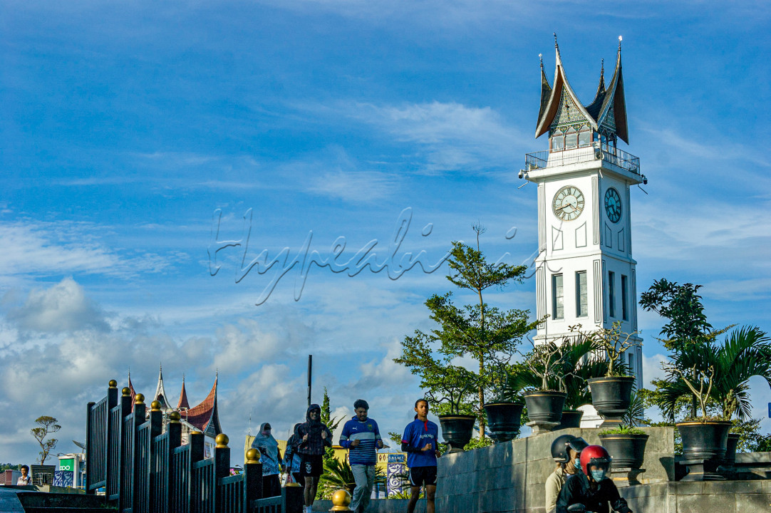  Jam yang menjadi ikon besar ini sekaligus titik nol Kota Bukittinggi. Lokasinya sangat strategis di tengah kota tidak mungkin dilewatkan untuk disinggahi.<br />
<br />
Jam Gadang Bukittinggi sudah ada sejak tahun 1926. Bangunan ini merupakan hadiah peninggalan Ratu Belanda kepada sekretaris Kota Bukittingi, Rookmaker. Bangunan tempat menempelnya jam ini masih berdiri kokoh meskipun telah diguncang gempa beberapa kali. Jam yang menjadi saksi bisu sejarah Kota Bukittinggi kini dapat dinikmati oleh masyarakat.<br />
<br />
Hal menarik dari bangunan jam ini adalah bentuk romawi yang tidak tertulis ‘IV’ melainkan ‘IIII’. Selain itu, mesin penggerak jam diproduksi Vortmann Recklinghausen pada tahun 1892. Mesin ini diklaim hanya ada dua di dunia, yaitu di Jam Gadang Bukittinggi dan Big Ben London.<br />
<br />
Jam Gadang Bukittinggi berada di area Taman Sabai Nan Aluih. Pengunjung yang datang kemari senang menghabiskan waktu di bagian taman. Suasana taman yang ditata dengan ciri khas taman eropa banyak menyita perhatian wisatawan. Area ini akan ramai dengan pedagang kaki lima pada malam hari.