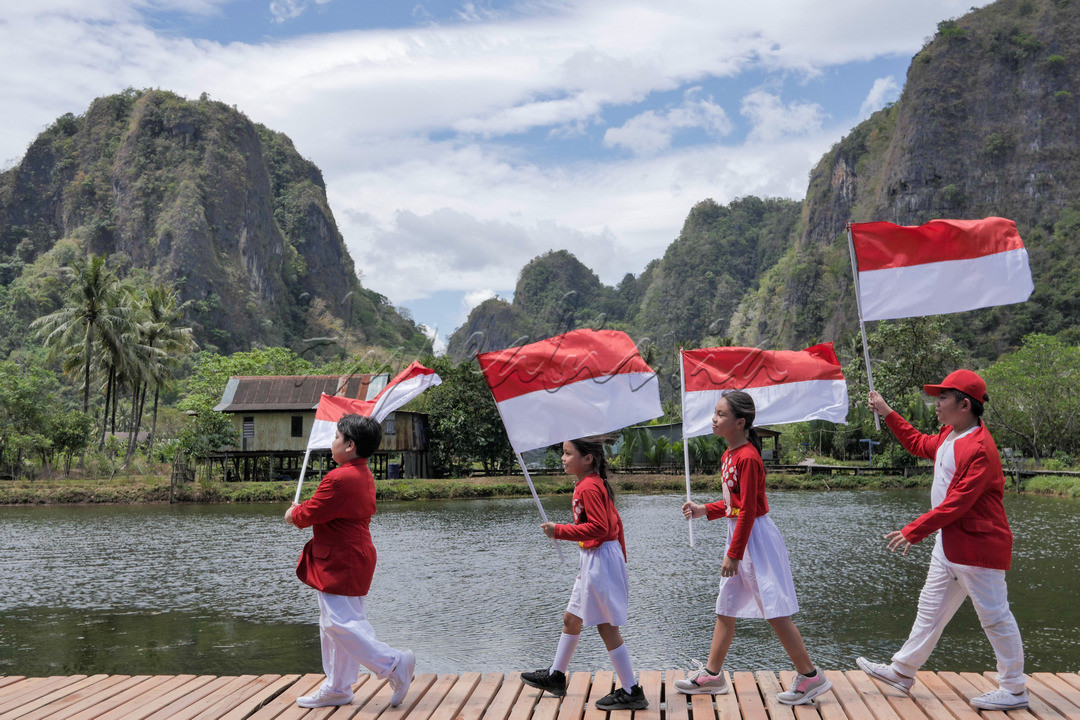 Rammang-Rammang merupakan sebuah tempat di gugusan pegunungan karst Maros-Pangkep, yang merupakan karst terbesar ketiga di dunia dengan luas sekitar 43.700 hektar dan memiliki 280 gua. Sebanyak 16 gua di antaranya menjadi situs prasejarah.<br />
<br />
Rammang-rammang sendiri merupakan istilah dari bahasa Makassar yang bermakna awan atau kabut.<br />
<br />
Aktifitas yang bisa dilakukan di kawasan Rammang-Rammang ialah menikmati pemandangan Batu Karst dan juga melihat kehidupan para masyarakat yang notabene saling berhubungan darah, kesehariannya sebagai petani, peternak, nelayan, hingga pemandu wisata menjadi sumber pemasukan masyarakat di Kampung Berua.<br />
<br />
Rammang-Rammang merupakan bagian dari Geopark Maros-Pangkep dan akan menuju Geopark Dunia "UNESCO GLOBAL GEOPARK"<br />
<br />
Mari sama-sama dukung Kearifan Lokal Pariwisata Indonesia.