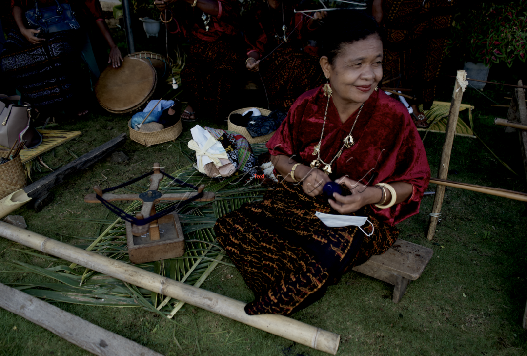 Tetap tersenyum meski pedih menggigit bisnis tenun Wolotopo, Ende. Ratusan perajin tetap mengerjakan tenunan khas Ende, Nusa Tenggara Timur, Indonesia.
