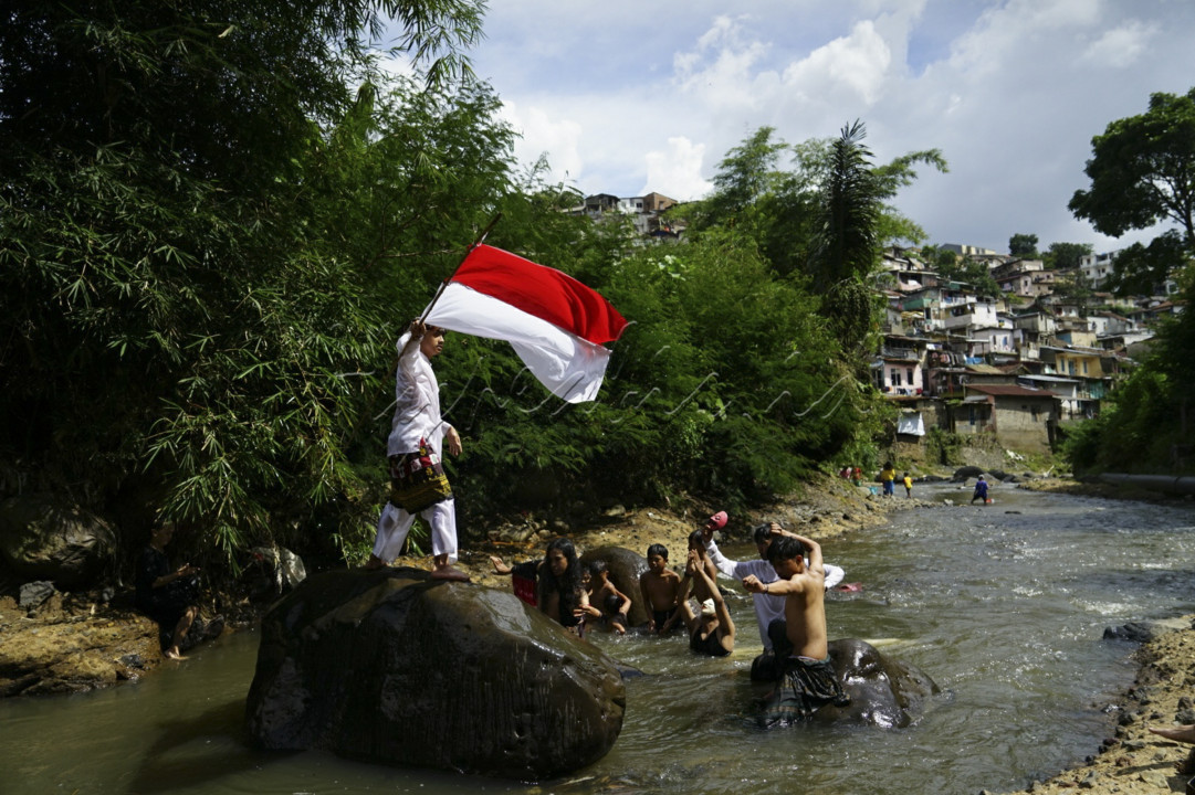 Gabungan seniman dari Kelompok Anak Rakyat (Lokra), Maharaku Dance Company, Padepokan Pasir Ipis dan Pasukan Huru Hara Dance menampilkan seni tari bertajuk "Dvisahasra Ekavimsati"di Serlok Bantaran, Jalan Bukit Jarian, Kota Bandung. Diiringi musik rebab, perkusi dan suling dari Vraga Music, penampilan seni ini digelar di aliran Sungai Cikapundung. Kolaborasi seniman tari, pemusik hingga pesilat ini merupakan respon terhadap ruang terbuka yaitu Sungai Cikapundung melalui media seni.<br />
<br />
Musik yang dihasilkan berpadu dengan gemericik air aliran sungai Cikapundung menghadirkan nuansa berbeda bagi setiap pengunjung yang menyaksikannya. Selain menjadi penampilan seni kolaborasi para senimam, pentas seni ini menjadi upaya untuk mengkativasi Serlok Bantaran sebagai ruang untuk berkarya. Dvisahasra Ekavimsati menjadi sebuah sajian seni yang berisi doa dan harapan para seniman untuk kondisi Bangsa Indonesia dan dunia di tahun 2021 ini.