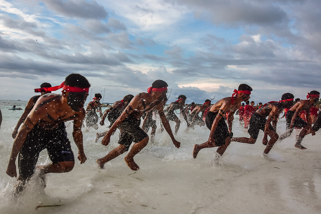 Sejumlah pemuda membawakan tari Pancing dan Parang di Pantai Ngurbloat, Kabupaten Maluku Tenggara, Provinsi Maluku pada 28 Oktober 2021.