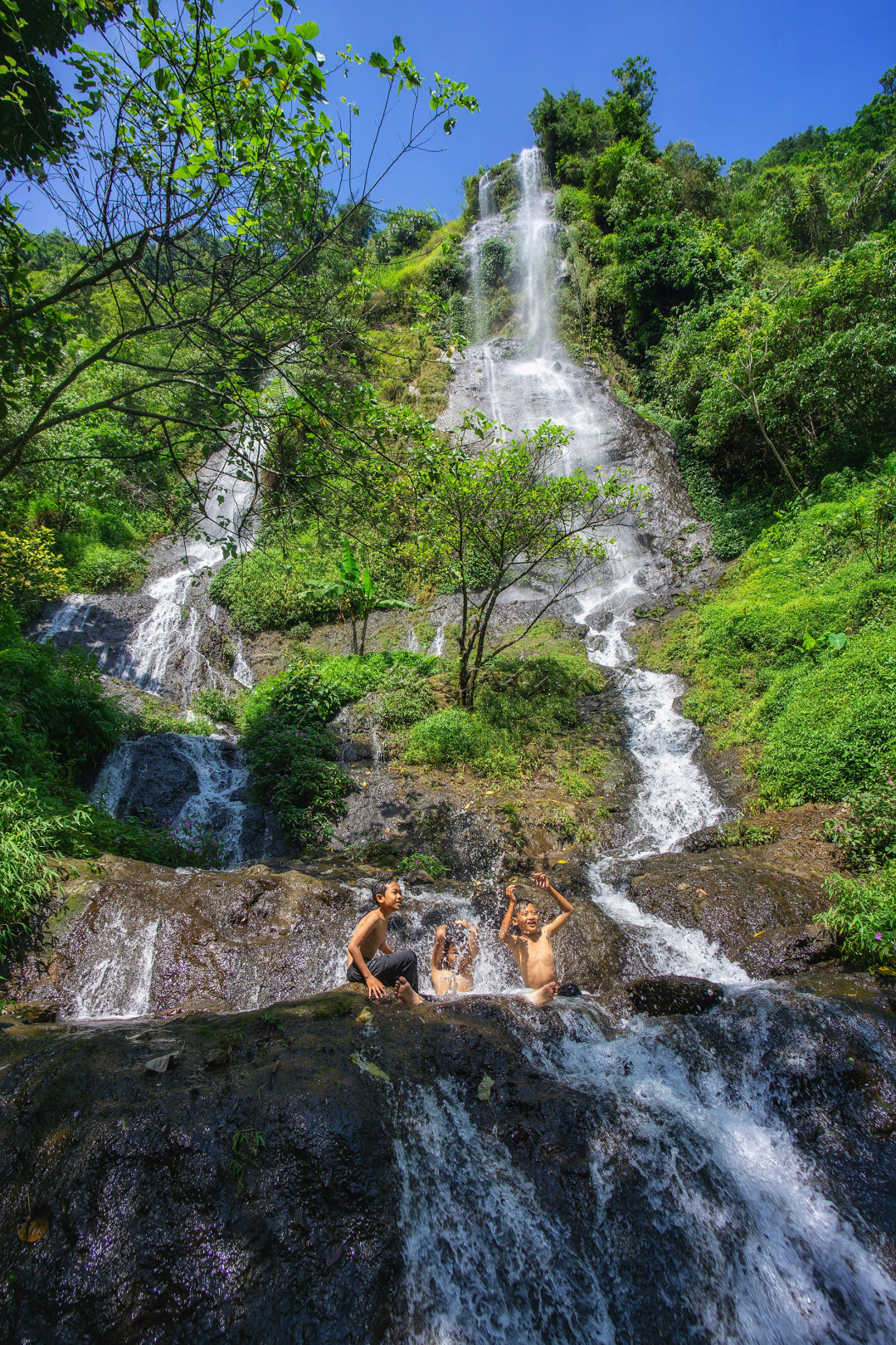 Berbicara tentang pesona pariwisata, Indonesia sangatlah Kaya. Salah satu yang belum banyak terexplore ada di Kab.Subang.<br />
.<br />
Curug Wangun namanya . Curug ini sebenarnya sudah pernah dibuka tahun 2005 lalu, namun kemudian tak terurus. Baru kemudian Oktober 2017 lalu, warga masyarakat bersama Kompepar berinisiatif membuka kembali lokasi wisata tersebut.<br />
.<br />
Perasaan tenang dan bahagian a, udara segar, air yang menyegarkan dan jernih, dedaunan yang rimbun dan hutan yang masih alami, bisa kita rasakan disini.<br />
Aksesibilitas kesini cukup mudah ditemukan, patokannya Desa Buniara, Tanjungsiang. Setelah dari Parkiran, kita harus berjalan kaki kurang lebih 30 menit - 1 Jam dengan kontur treking jalan setapak yang cukup menanjak.<br />
HTM disini sangat murah, dari parkiran oleh penjaga yang merupakan warga sekitar, dikenakan tarif masuk Rp. 6000 dan biaya parkir Rp.2000.<br />
.<br />
Untuk teman-teman traveler dan wisatawan, saya merekomendasikan Curug Wangun untuk dikunjungi jika sedang berada di Subang.