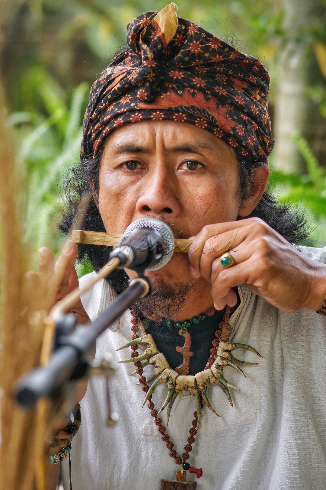 Menjaga seni dan budaya permainan musik tradisional karinding.<br />
Karinding merupakan salah satu alat musik tradisional Sunda dari Jawa Barat dan Banten yang cara memainkannya disentil oleh ujung telunjuk sambil ditempel di bibir. Alat musik ini termasuk dalam jenis lamelafon atau idiofon. Biasanya dibuat dari bahan pelepah aren atau dari bambu.