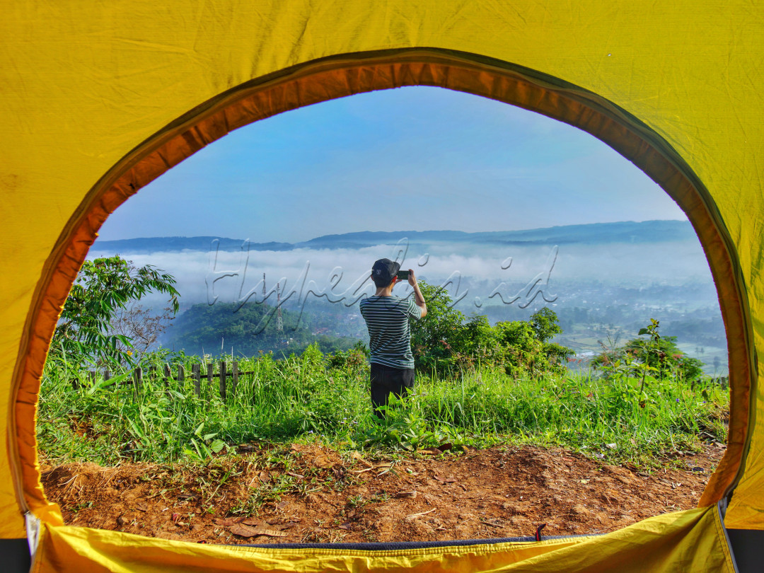 Destinasi yang tengah ngeHype abis ini, berada di Subang Desa Kawungluwuk, Tanjungsiang, Kab.Subang. Bukit Pamoyanan namanya. Destinasi ini merupakan sebuah perbukitan yang hijau dengan panorama apik yang membuat banyak traveller berdatangan ke bukit ini yang juga disebut sebagai<br />
"Negeri diatas Awan tanah Pajajaran".