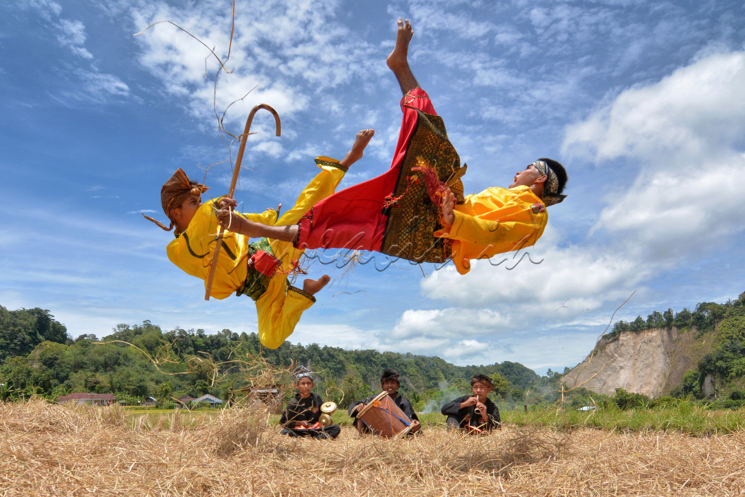 Indonesia Tangguh Indonesia Tumbuh dan Maju. Indonesia negara kita yang kaya akan seni budaya dan adat istiadatnya, terhampar dari ujung pulau sumatra hingga ke ujung pulau papua. Dan inilah diantara kekayaan warisan budaya itu, yakni seni beladiri pencak silat , yang mana dengan keahlian beladiri pencak silat inilah, para pejuang kemerdekaan kita, para pahlawan bangsa bahu nembahu membeladiri dan negara ini, mempertahankannya dari upaya paksa dari penjajahan jepang dan belanda yang ingin menguasai negara tercinta ini. Sekarang seni beladiri pencak silat kita bangsa ini, telah diakui UNESCO dan Dunia International, sebagai Warisan Budaya Tak Benda Dari Indonesia.<br />
