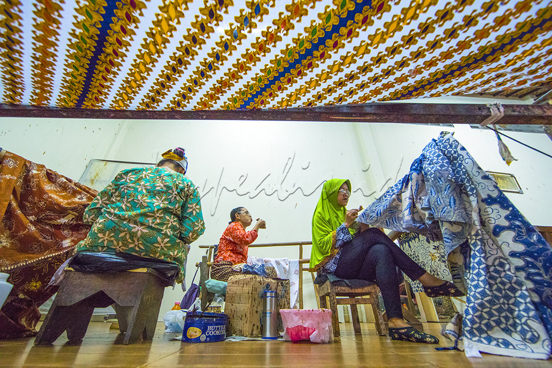 Batik adalah salah satu warisan budaya Nusantara. Motif Batik banyumas adalah salah satu motif batik yg meramaikan Kekayaan nusantara tsb Pembuatan batik Banyumas memerlukan ketlitian yang tinggi serta pemilihan warna yang khas