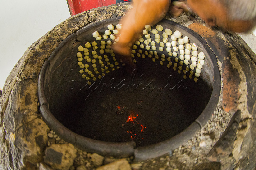 Kue Nopia adalah kue khas tradisional Banyumas. Terbuat dari campuran terigu dan gula aren, dipanggang di tungku tanah liat yang diberi bara di dalamnya. Adonan kue ditempel di dalam tungku tersebut dan pada akhirnya terkena panas dan mengembang tanda matang.