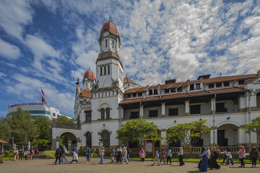 Lawang Sewu yang terletak di kota Semarang, merupakan destinasi wisata yang wajib dikunjungi oleh wisatawan dalam negeri maupun luar negeri karena keunikannya mempunyai jendela yang sangat banyak dan kaca patri yang indah